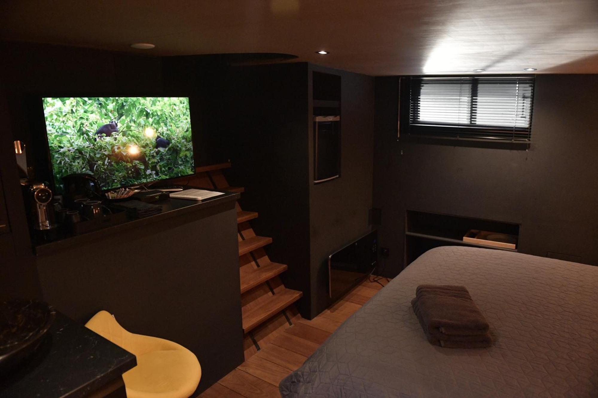 Euphrate Houseboat Hotel Амстердам Екстериор снимка