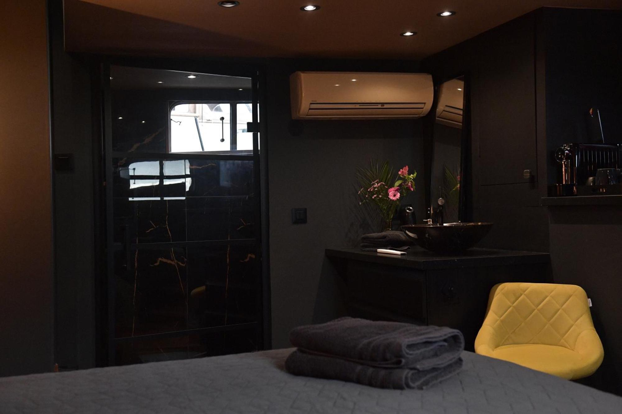 Euphrate Houseboat Hotel Амстердам Екстериор снимка